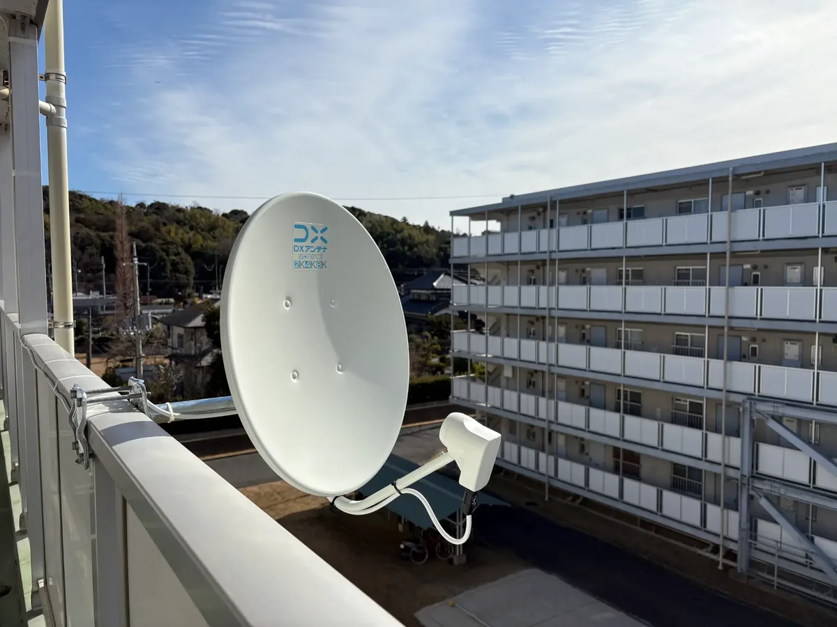 ベランダ手すりにBS CSアンテナを設置した施工写真