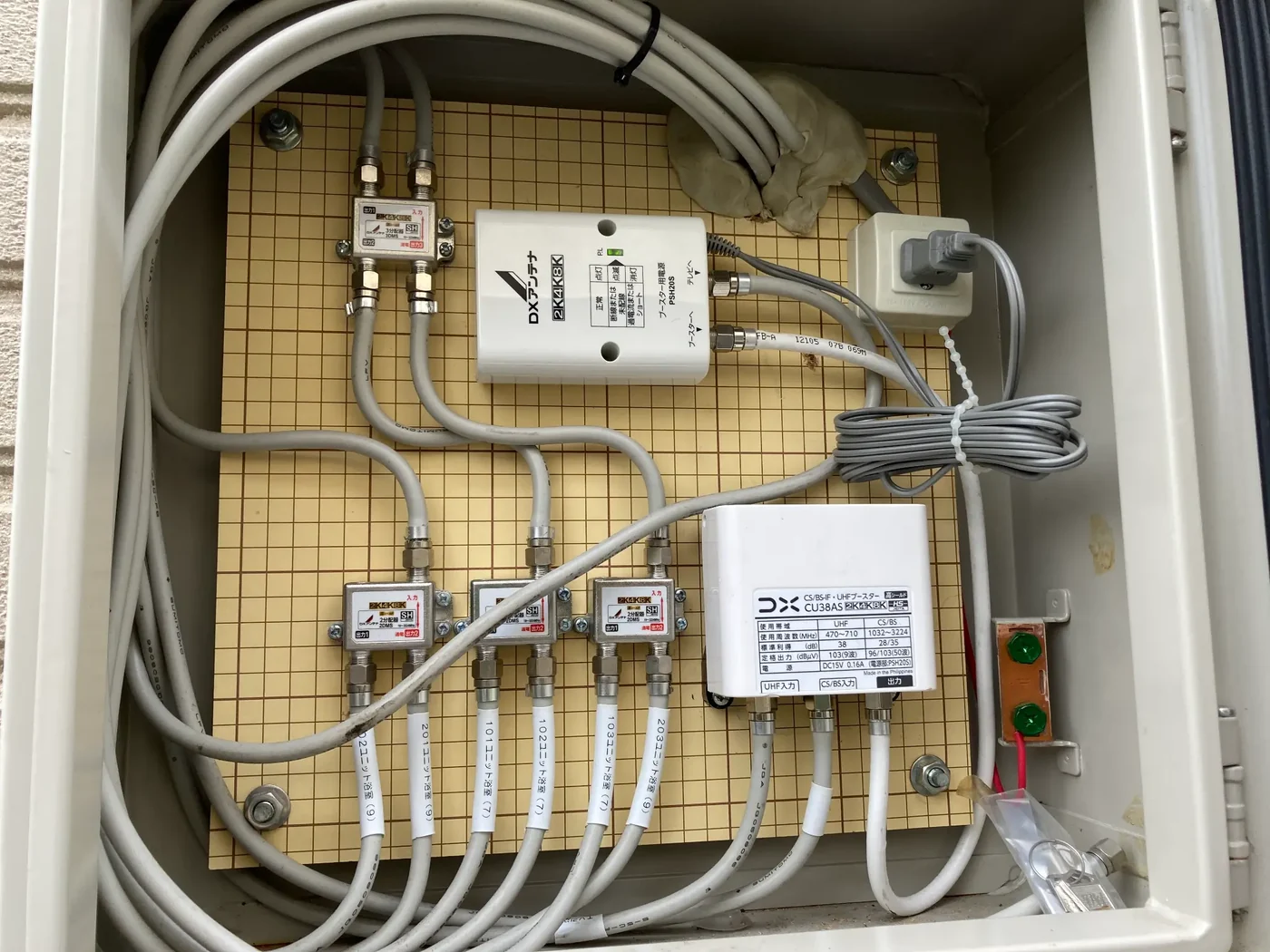 地デジとBSのブースター、分配器、配線を収めた盤内施工写真